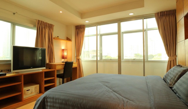 5 Mins to BTS, SPACIOUS, 2 BR, 140 Sqm.
