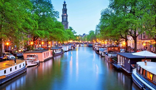 5-minute walk from Amsterdam’s city center & buzzing 9 streets