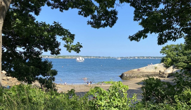 5 minute walk to Beach, Stage Fort Park, and Gloucester Promenade!