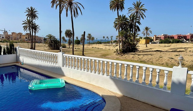 5 minutes from the beach. Large holiday home with private pool