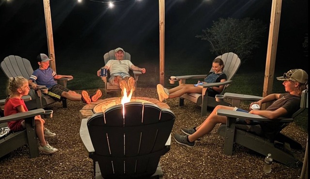 5 minutes from Center Hill Lake! Fire-pit, Level Parking, 4 Bedrooms!