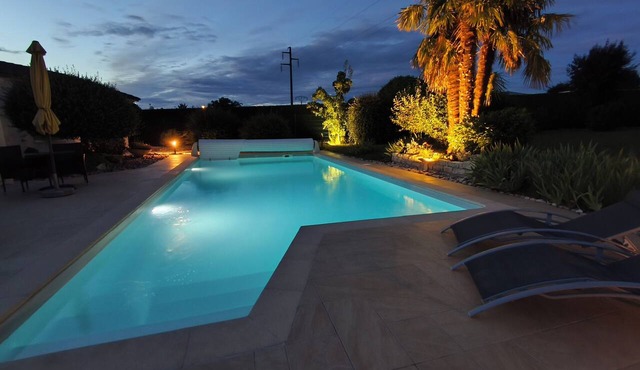 5 minutes from downtown COGNAC: Charming private room—Heated pool