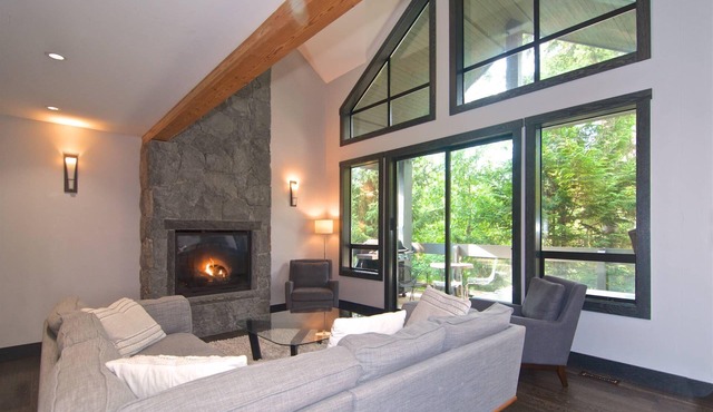 5 STAR ACCOMMODATIONS! LUXURY STAY WITH MEDIA ROOM + PRIVATE HOT TUB.