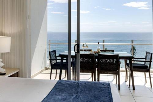 5-Star Beachfront Retreat with Theatre & Pool