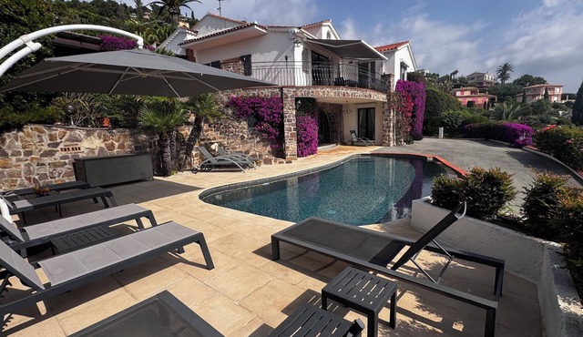 5-star villa. Air-conditioned. Secure. Exceptional sea view, Swimming pool