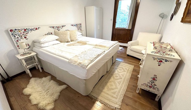 5 traditionally appointed bedrooms in 4 star guesthouse with country breakfast