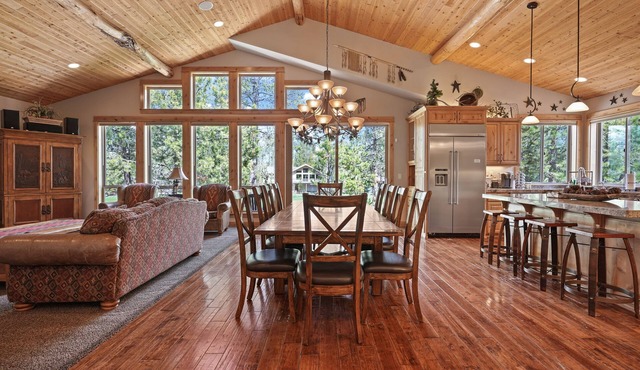 5 Vine Maple - Gorgeous! Hot Tub, Theater Room, Golf Course, A/C, SHARC Passes, Bikes