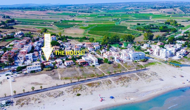 50 metres from Blue Flag Portopalo beach, patio w/beach view