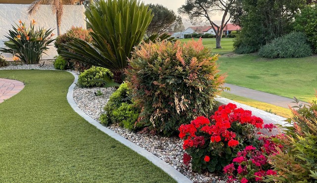 55+ community, 2 BDRM, 2 BATH, single level on golf course, pool and spa access