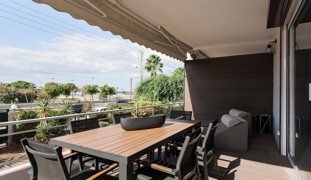 5BD 2 Level Beachfront Luxury Apt by the Olon