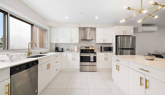 5bdr Luxurious Apartment|2 Bathrooms | Sleeps 10