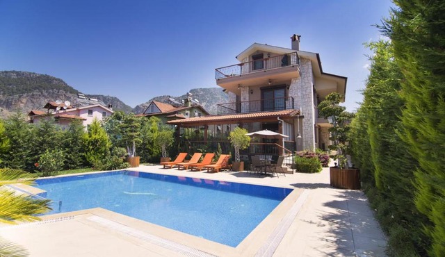 5BR, Central Villa with Private Pool