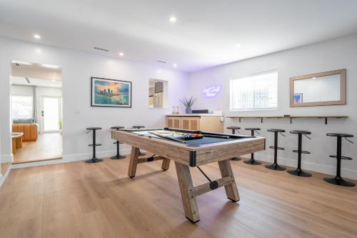 5BR HotTubPoolTableMiniGolf 7 min to Wynwood