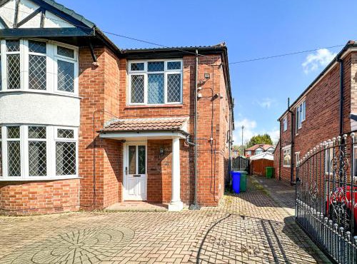 5BR Manchester Home Jacuzzi, Garden & Parking