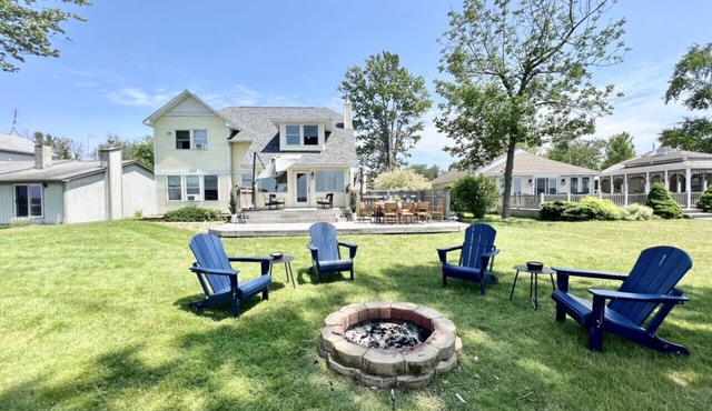 5BR Sandy Pond MAIN LAKE HOUSE | Dock | Fire Pit | Pets