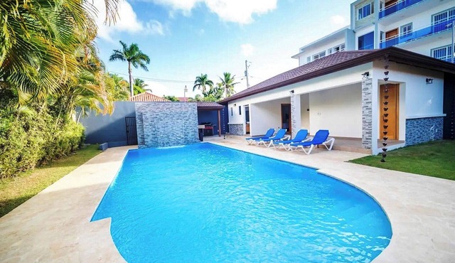 5BR Villa: Pool with Waterfall, Perfect for BBQ & Relaxing