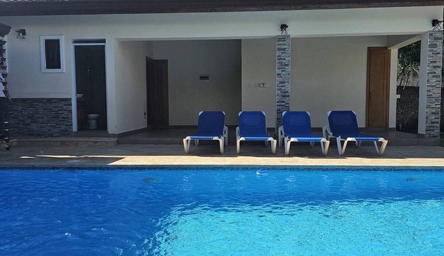 5BR Villa: Waterfall Pool, BBQ, Steps to All Amenities