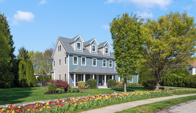 5BR w/Heated Pool Near Beaches & Newport