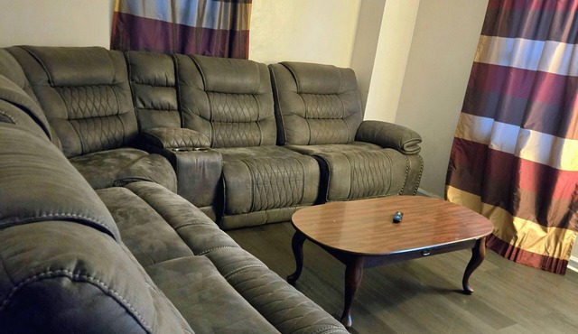 5mins Drive to Detroit Zoo 3 bedrooms 2 full bath