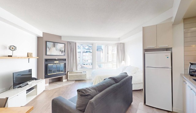 6-408 : Superior Studio - sleeps 4.