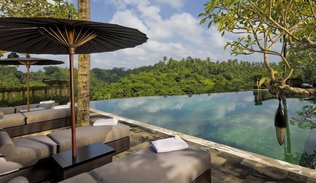6.5BR Villa w/Waterfall & Feature Garden Near Ubud! 10min Drive to Bali Safari