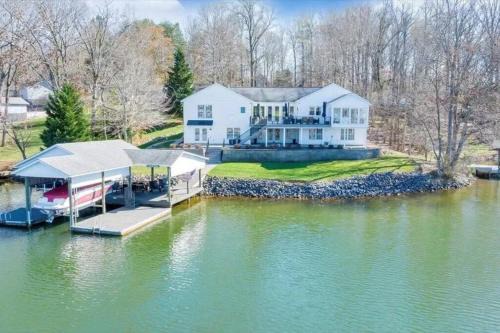 6 BD Smith Mountain Lakefront Escape Sunset