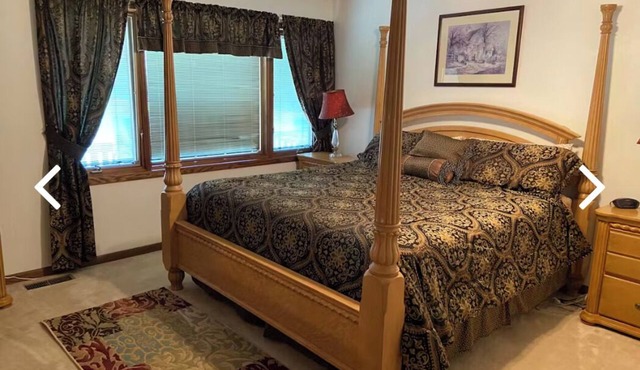 6-bdrm, 4bath, luxury cabin on the lake w/WiFi, AC, all resort amenities incl.