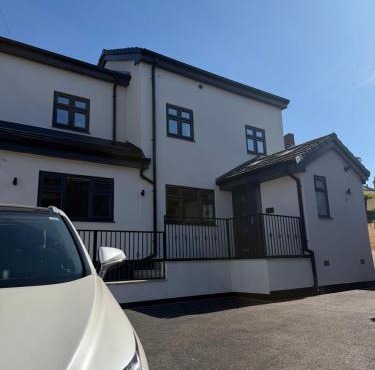 6 Bed 2,5 Bath Executive Contractor and Visitor Stay, off Street Parking 2 Vans or 3 Cars, Super Fast WiFi, Close to Leeds and Bradford