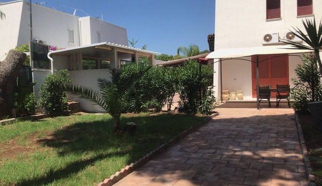 6 bed cottage with barbecue garden and parking space 100 meters from the sea