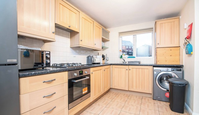 6 bed house with free secure parking & 3 bathrooms