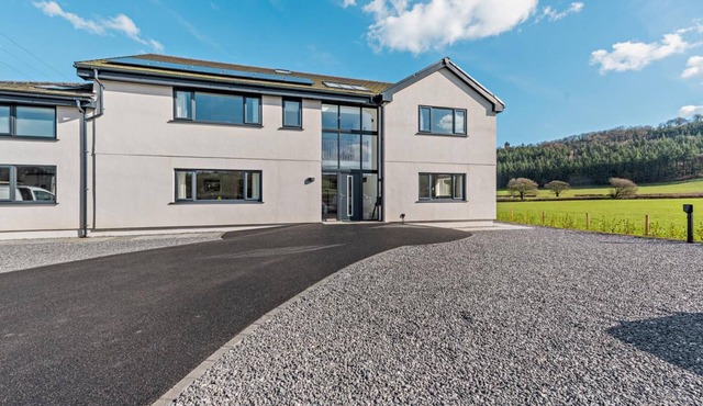 6 Bed in Llanarthney (oc-c28878)
