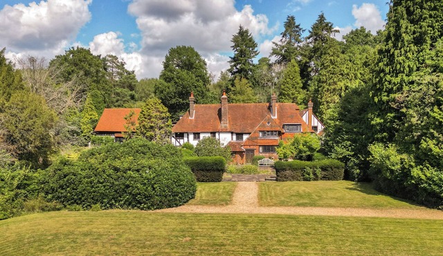 6 bedroom accommodation in East Grinstead