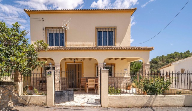 6 bedroom accommodation in El Campillo