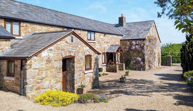 6 bedroom accommodation in Weston Rhyn, near Oswestry