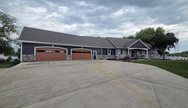6 Bedroom house on 7 acres