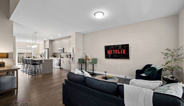 6 BR | Sleep 12 | Stadium & Rogers | Yard | Garage