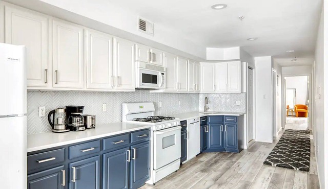6 BR Spacious double apt close to NYC