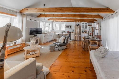 6 Cabral Farm rd