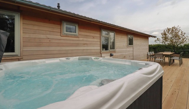 6 FARAWAY FIELDS, with hot tub in Dobwalls