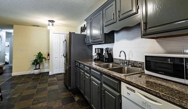 ★6 guest ★ 4 beds ★2 baths ★ jacuzzi