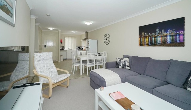 6 Light Bright Home in South Perth sleeps 4