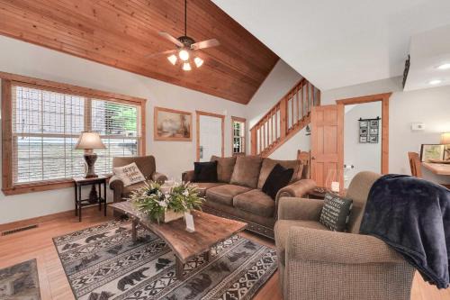 6 Mi to Branson Strip! Lakefront Home w/Fireplace