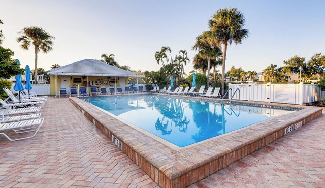 6 Mi to Caspersen Beach! Country Club Condo