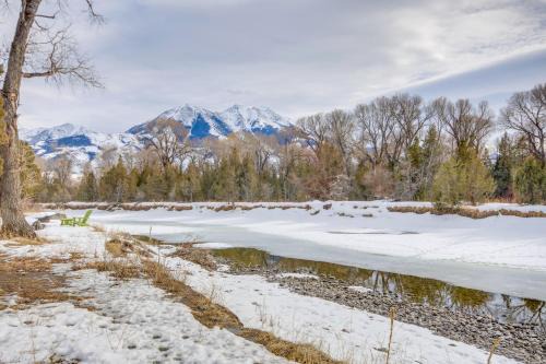 6 Mi to Chico Hot Springs: Villa w/River Access