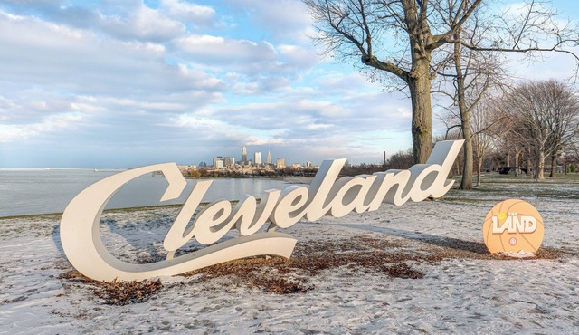 6 Mi to Downtown Cleveland: Lakeview Condo!