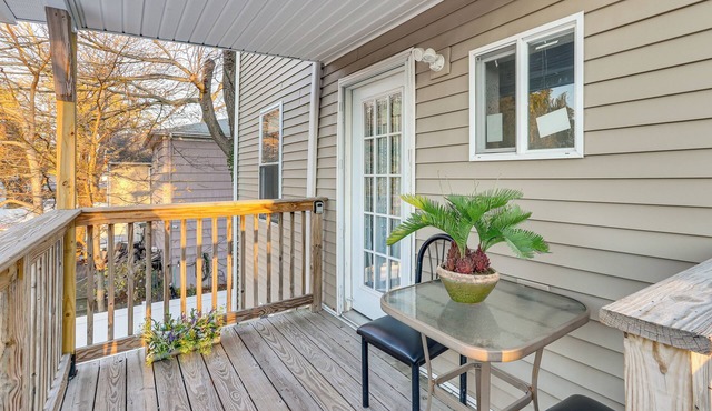 6 Mi to Dtwn New Haven: Duplex w/Shared Yard