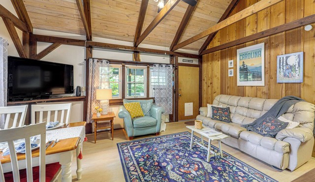 6 Mi to Grandfather Mtn: Lake Cottage w/Deck