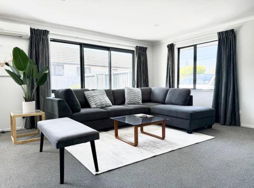 6 min to Airport Burnside Full house with big yard