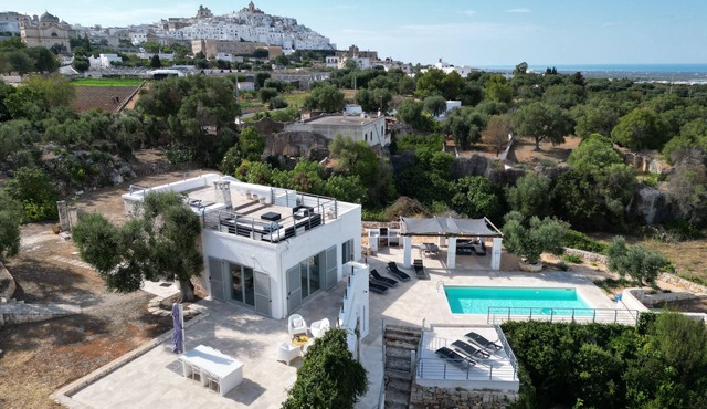 6 MIN WALK TO OSTUNI OLD TOWN - Stunning villa with Pool & Panoramic Sea Views