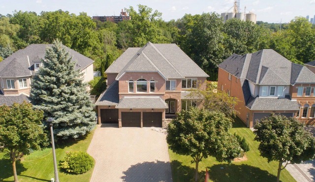 6000 sqft Executive 6 BR Home in Prestigious Area